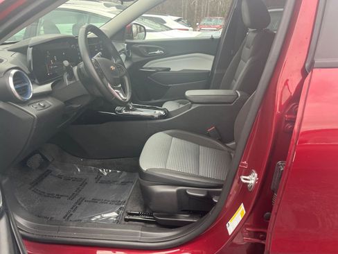 Used 2025 Chevrolet Trax LT w/ LT Convenience Package image 21