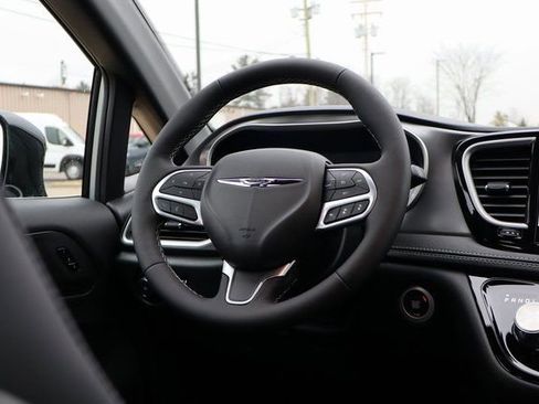 New 2026 Chrysler Pacifica Select image 48