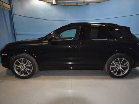 Certified 2025 Porsche Cayenne image 2