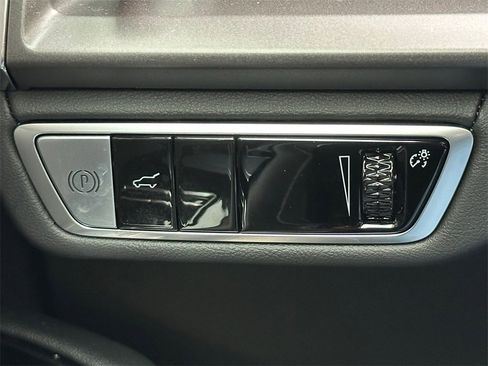 Used 2026 Cadillac Vistiq Sport image 32