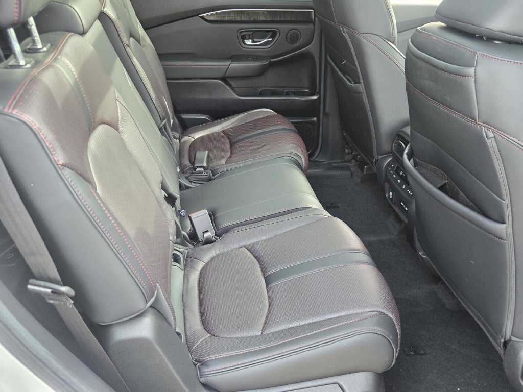 Certified 2025 Honda Pilot Black Edition image 20