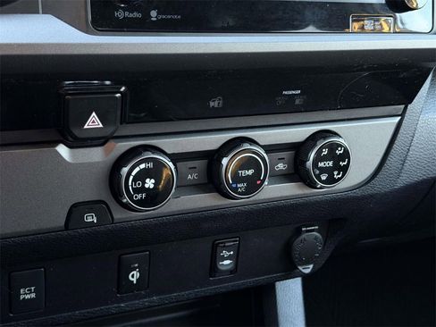 Used 2016 Toyota Tacoma TRD Sport w/ Towing Package image 24