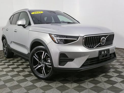 Used 2025 Volvo XC40 B5 Core image 3
