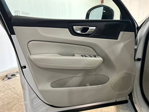 Certified 2023 Volvo XC60 B5 Ultimate w/ Climate Package image 9