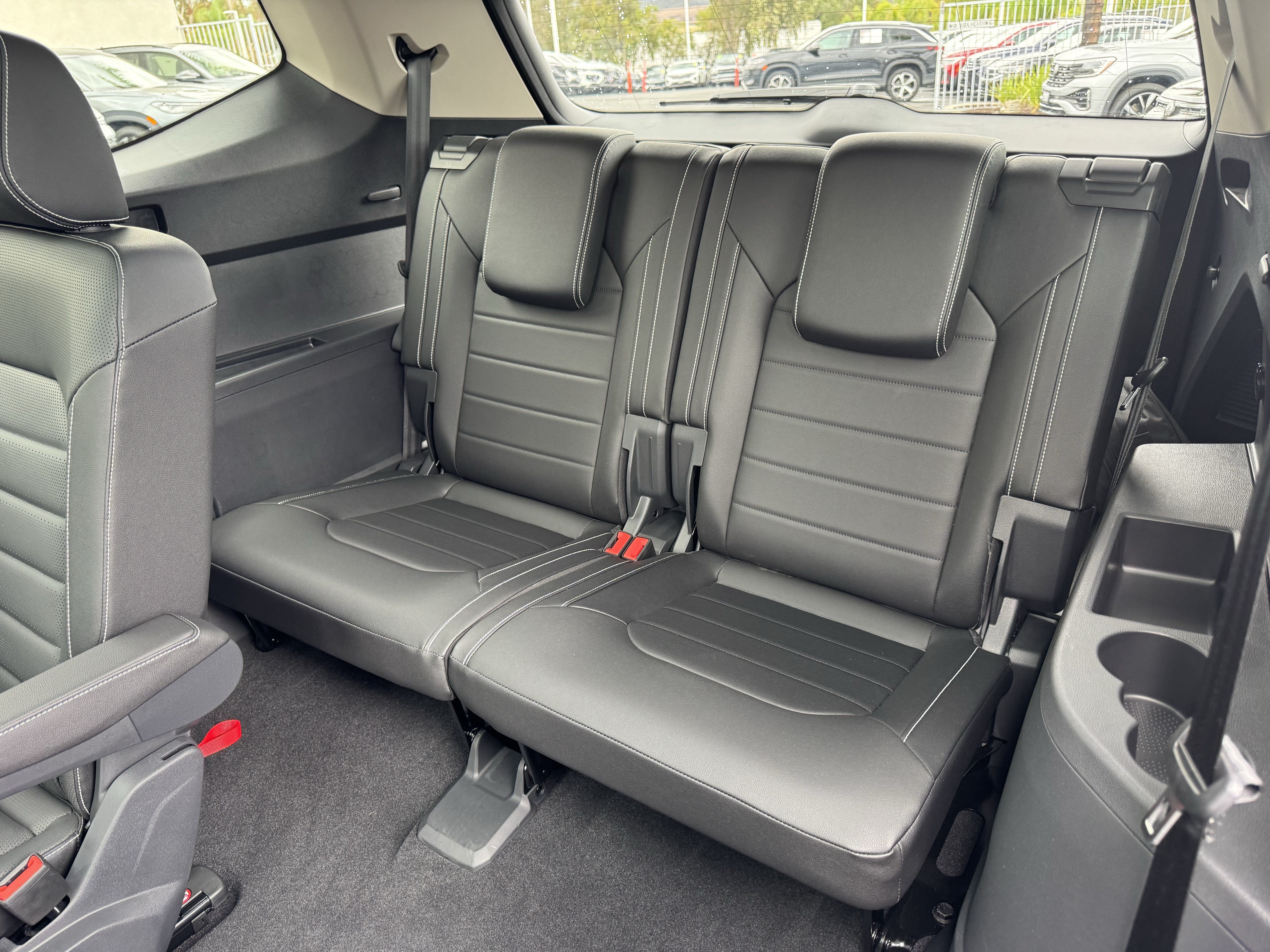 Used 2025 Volkswagen Atlas SEL AWD/4WD image 32