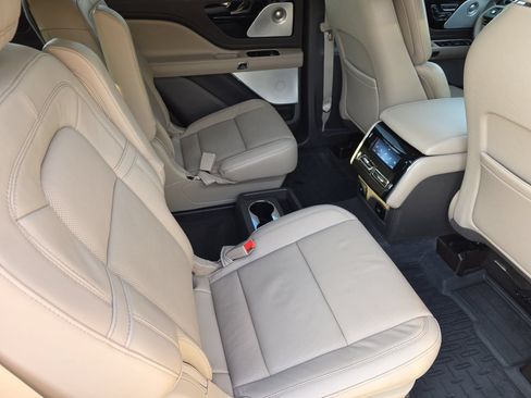 Used 2023 Lincoln Aviator Reserve w/ Equipment Group 201A AWD/4WD image 11