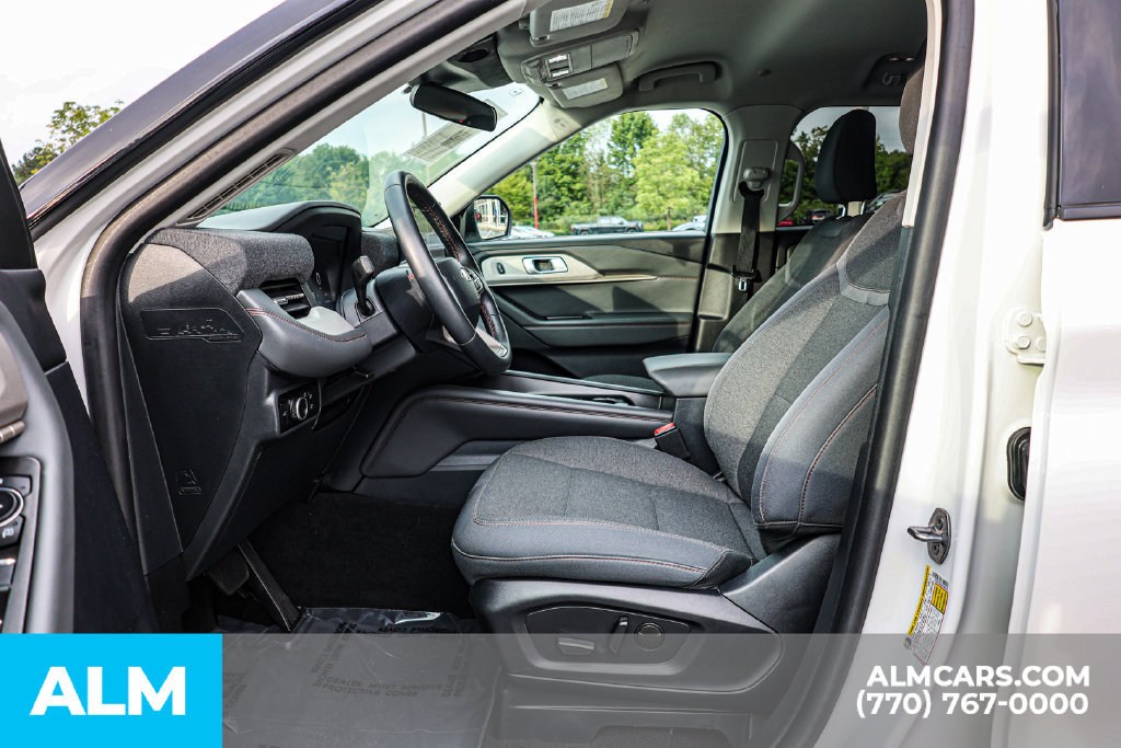 Used 2025 Ford Explorer Active RWD image 17