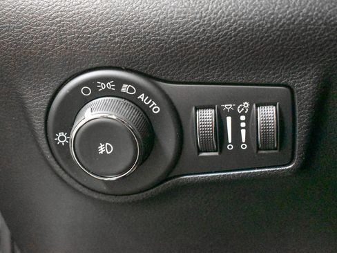 Used 2022 Jeep Compass Limited image 17