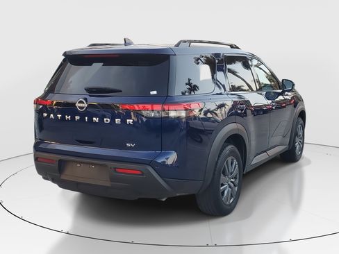Used 2024 Nissan Pathfinder SV image 3