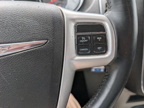 Used 2015 Chrysler Town & Country Touring FWD image 20