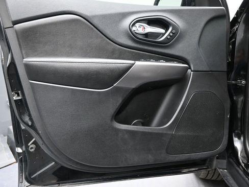 Used 2019 Jeep Cherokee Limited image 11