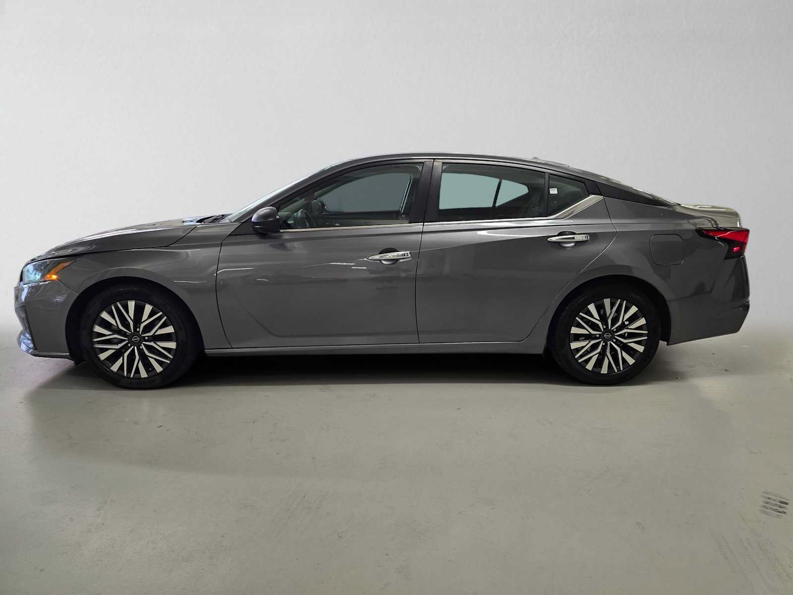 Used 2024 Nissan Altima 2.5 SV FWD image 2