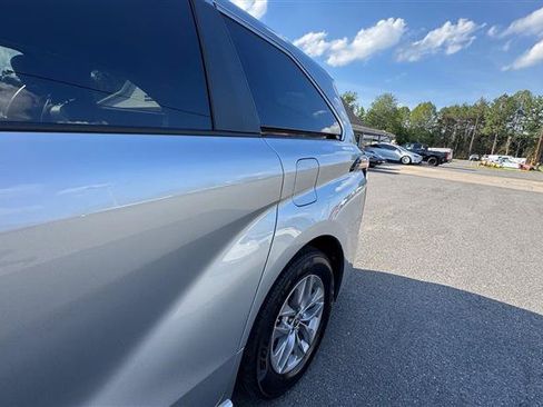 Used 2023 Toyota Sienna XLE AWD/4WD image 15