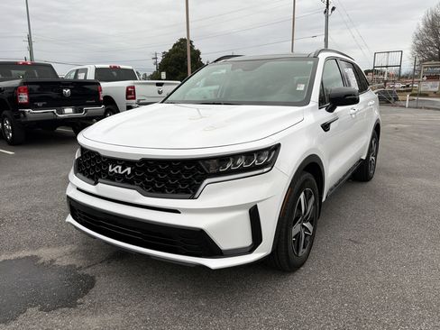 Used 2023 Kia Sorento S w/ Panoramic Sunroof Package image 2