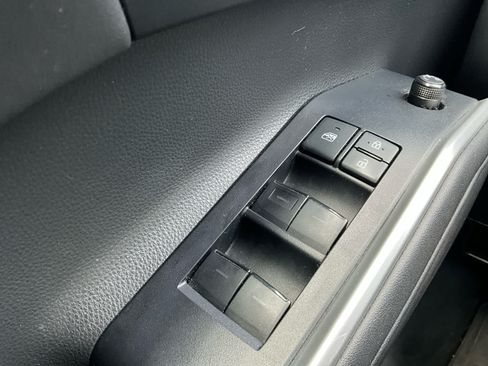 Used 2020 Toyota Highlander XLE AWD/4WD image 27
