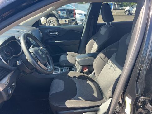 Used 2017 Jeep Cherokee Sport FWD image 9