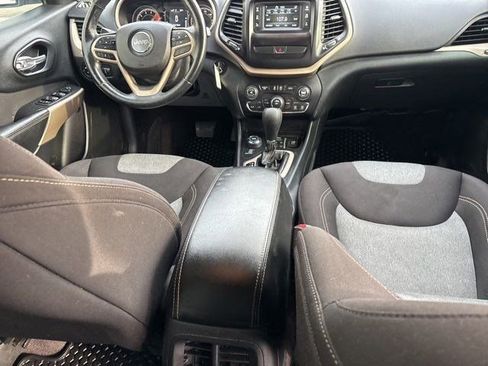 Used 2018 Jeep Cherokee Latitude w/ Cold Weather Group image 36