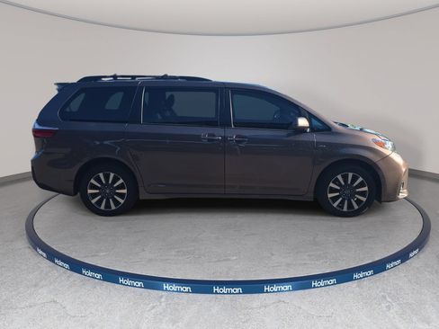 Used 2018 Toyota Sienna XLE w/ XLE Navigation Package AWD/4WD image 5