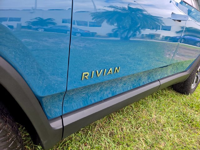 Used 2025 Rivian R1S Adventure Dual AWD/4WD image 9
