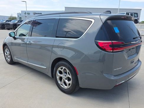 Used 2023 Chrysler Pacifica Limited FWD image 3