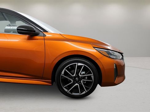 Used 2025 Nissan Sentra SR w/ SR Premium Package image 13