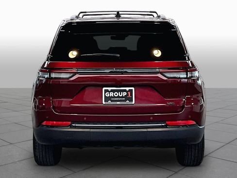 Used 2025 Jeep Grand Cherokee Altitude RWD image 5