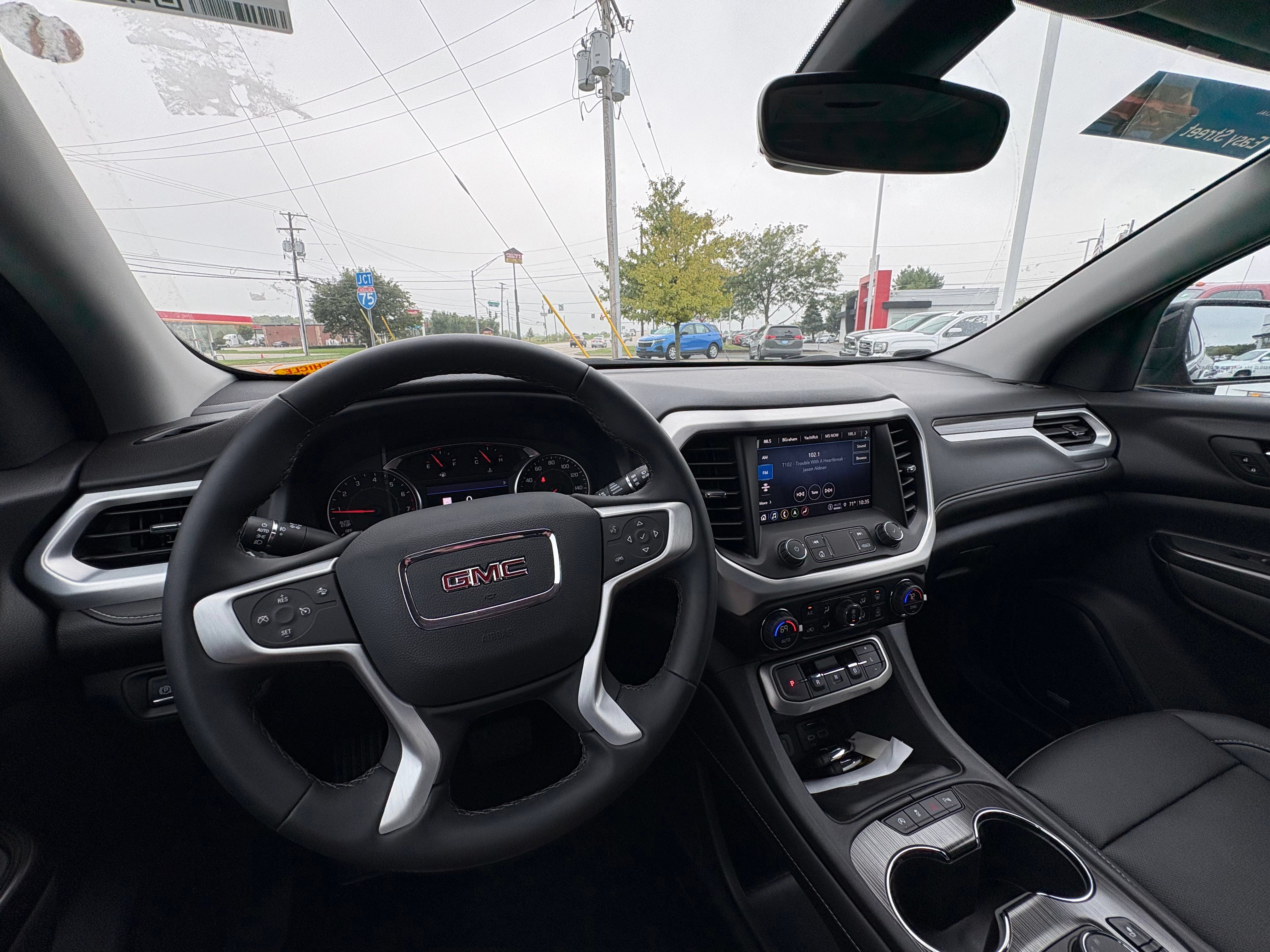 Used 2023 GMC Acadia SLT FWD image 9