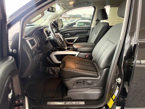 Used 2019 Nissan Titan SV w/ SV Convenience Package image 28