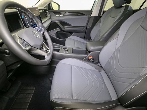 New 2025 Volkswagen Tiguan SE image 26