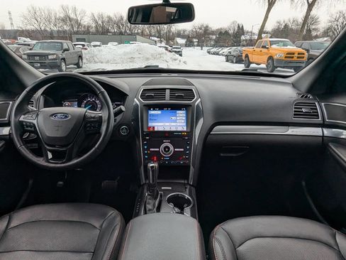 Used 2019 Ford Explorer Sport image 2