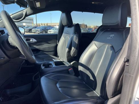 Used 2023 Chrysler Pacifica Touring-L w/ S Appearance Package image 13