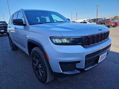 Used 2024 Jeep Grand Cherokee L Altitude image 11