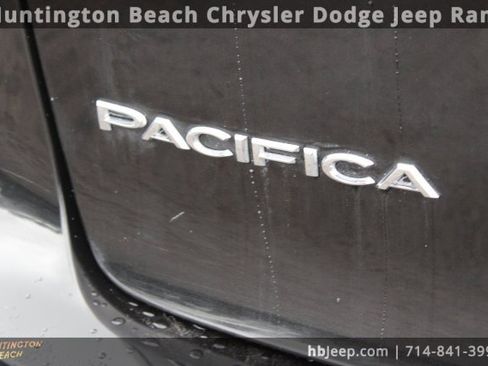 Used 2023 Chrysler Pacifica Touring-L image 6