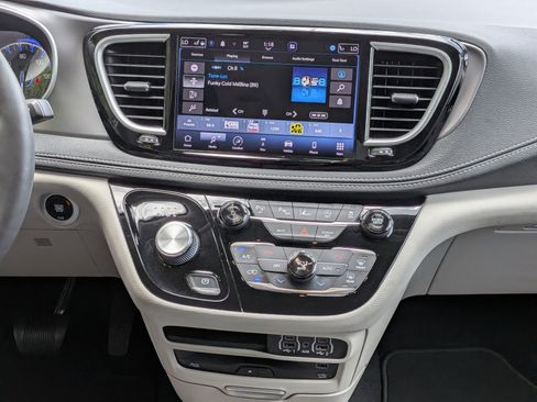 Certified 2022 Chrysler Pacifica Touring-L w/ Uconnect Theater Family Group FWD image 17