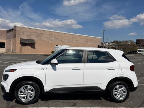 Used 2024 Hyundai Venue SE FWD image 7
