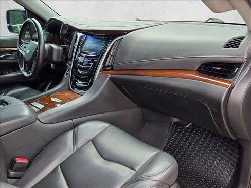 Used 2019 Cadillac Escalade Luxury AWD/4WD image 24