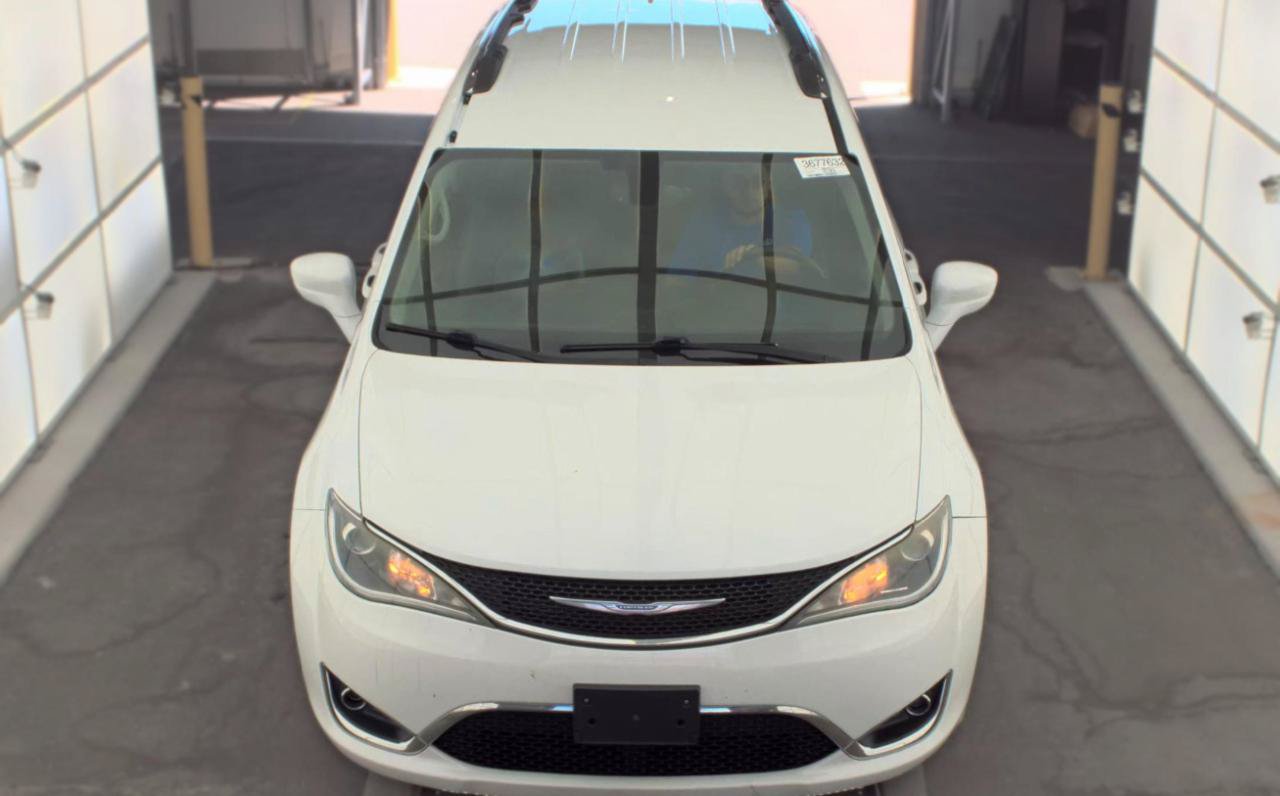 Used 2019 Chrysler Pacifica Touring-L FWD image 2