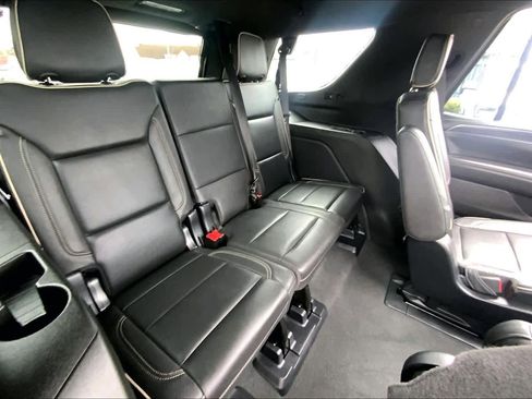 Used 2023 GMC Yukon SLT w/ SLT Premium Package image 18