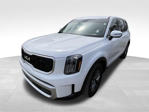 Certified 2024 Kia Telluride LX image 4