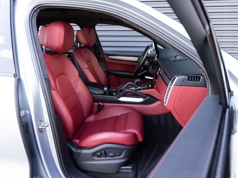 Certified 2023 Porsche Cayenne Turbo S AWD/4WD image 33