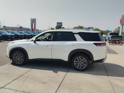 Used 2023 Nissan Pathfinder SL AWD/4WD image 8