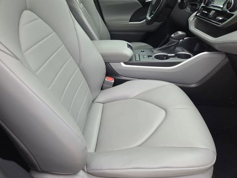 Used 2021 Toyota Highlander XLE FWD image 22