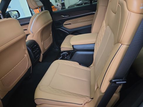 New 2025 Jeep Grand Cherokee L Summit image 4