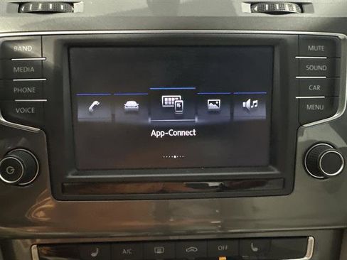 Used 2017 Volkswagen Golf SE image 23