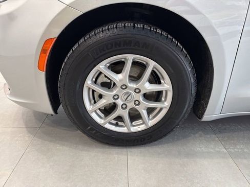 Used 2024 Chrysler Pacifica Touring-L image 14