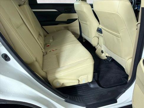 Used 2015 Toyota Highlander Plus FWD image 15
