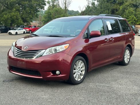 Used 2014 Toyota Sienna XLE AWD/4WD image 1