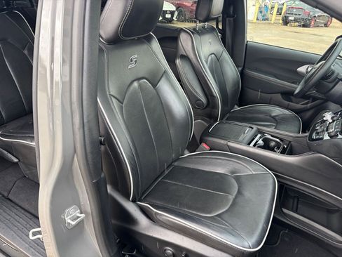 Used 2025 Chrysler Pacifica Limited image 40