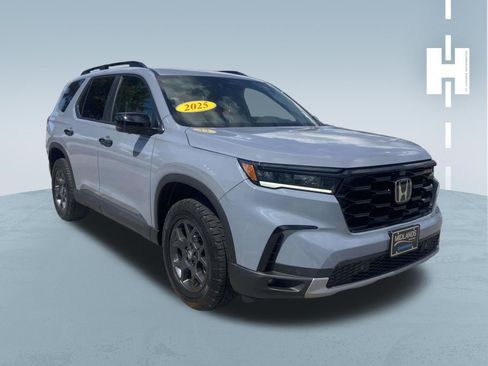 Used 2025 Honda Pilot TrailSport image 1