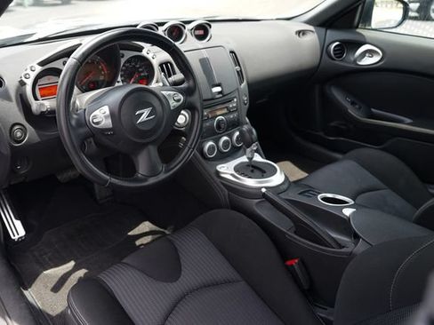Used 2009 Nissan 370Z Coupe RWD image 6
